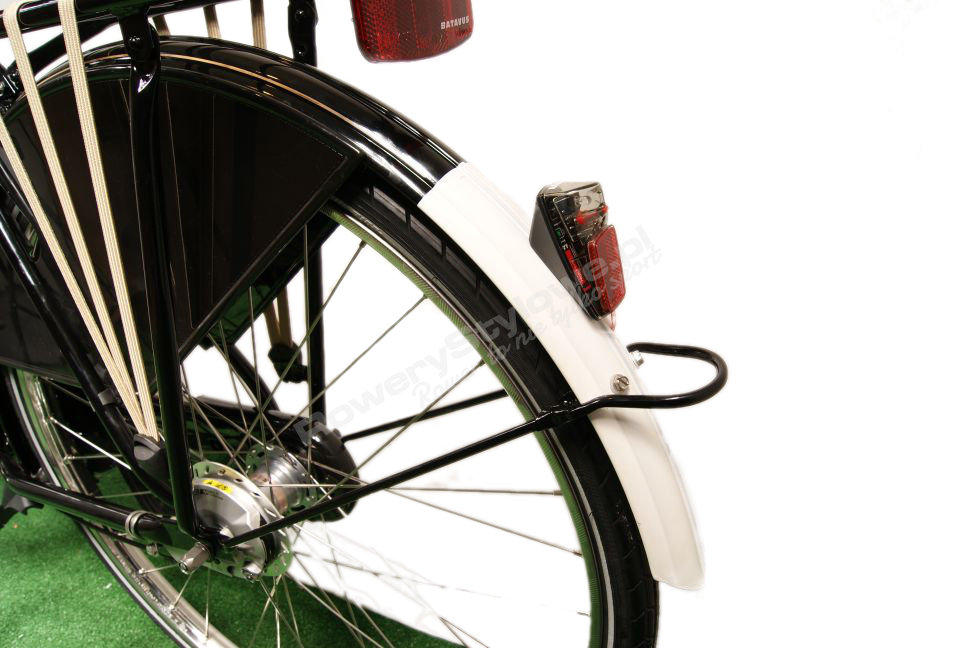 montaż tylnego błotnika w miejskim rowerze holenderskim
