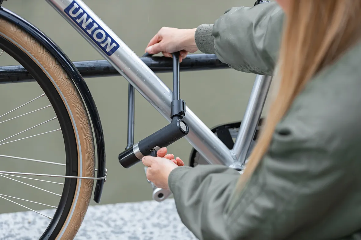 Zapięcie rowerowe U-Lock AXA Newton UL-300 + uchwyt montażowy