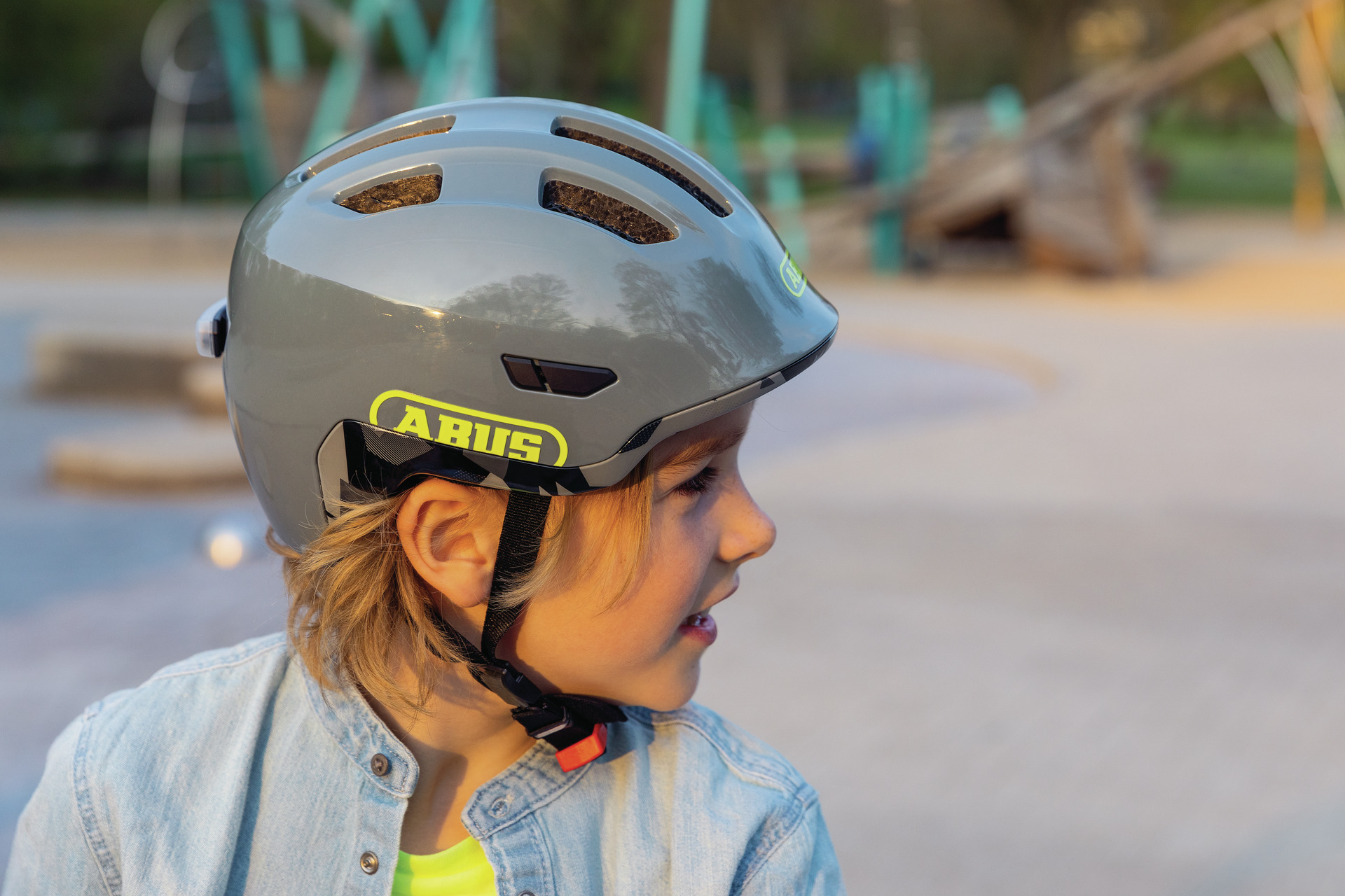 Dziecięcy kask rowerowy ABUS Smiley 3.0 ACE LED Shiny Grey
