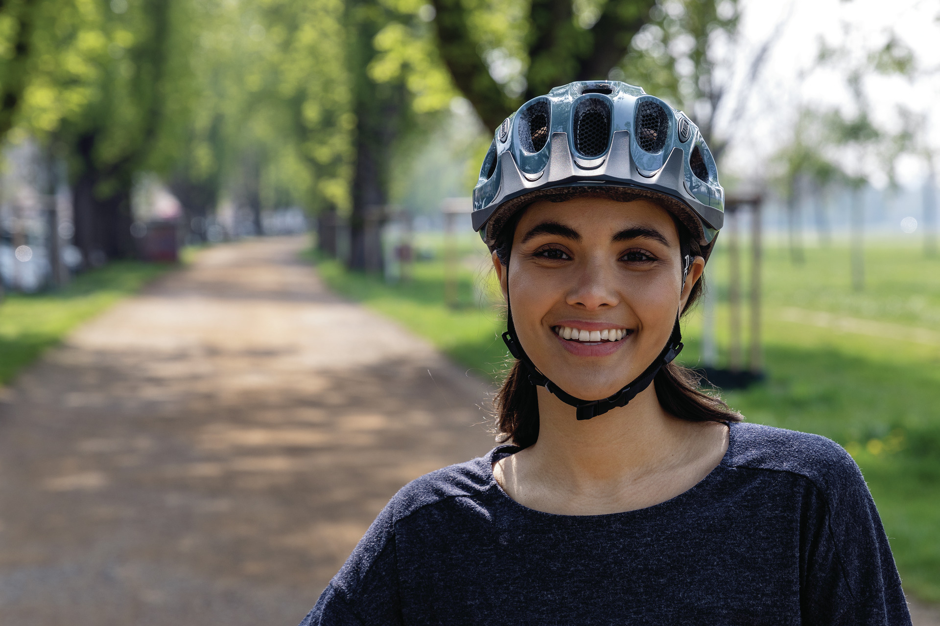 Dziecięcy kask rowerowy Abus Youn-I Ace, srebrny metalik