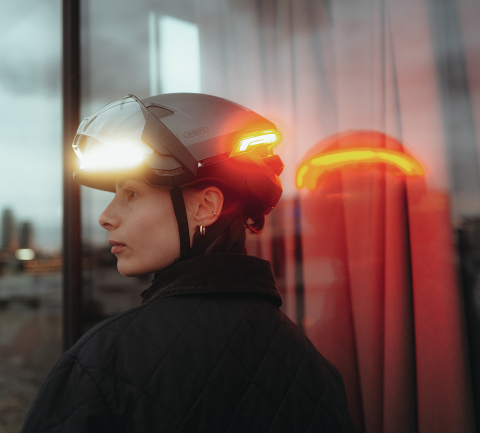 Kask rowerowy z kierunkowskazami Abus Hyp-E ACE Gleam Silver 