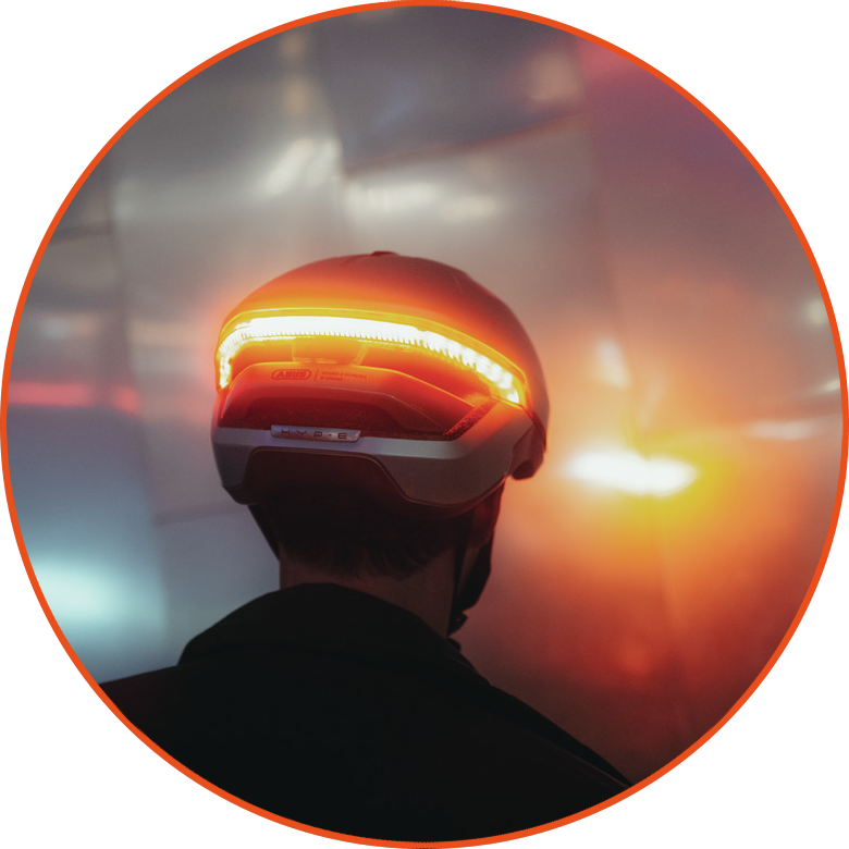 Kask rowerowy z kierunkowskazami Abus Hyp-E ACE Gleam Silver 