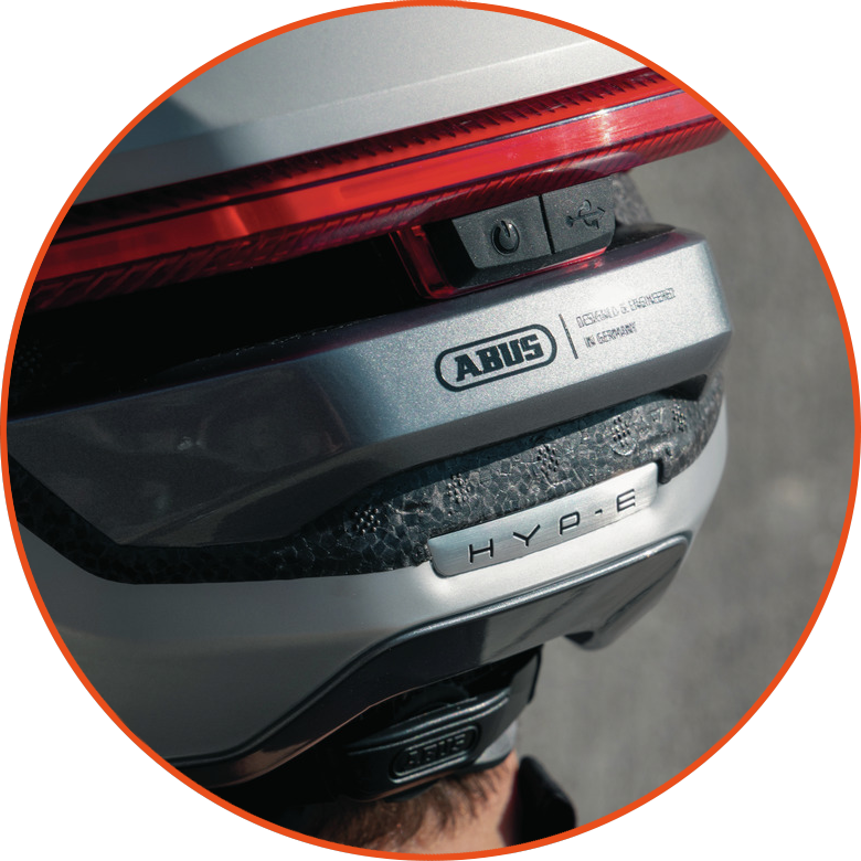 Kask rowerowy z kierunkowskazami Abus Hyp-E ACE Gleam Silver 