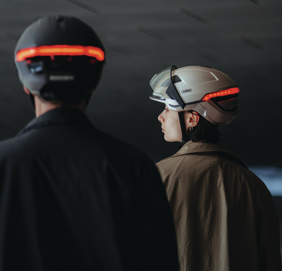 Kask rowerowy z kierunkowskazami Abus Hyp-E Champagne Gold