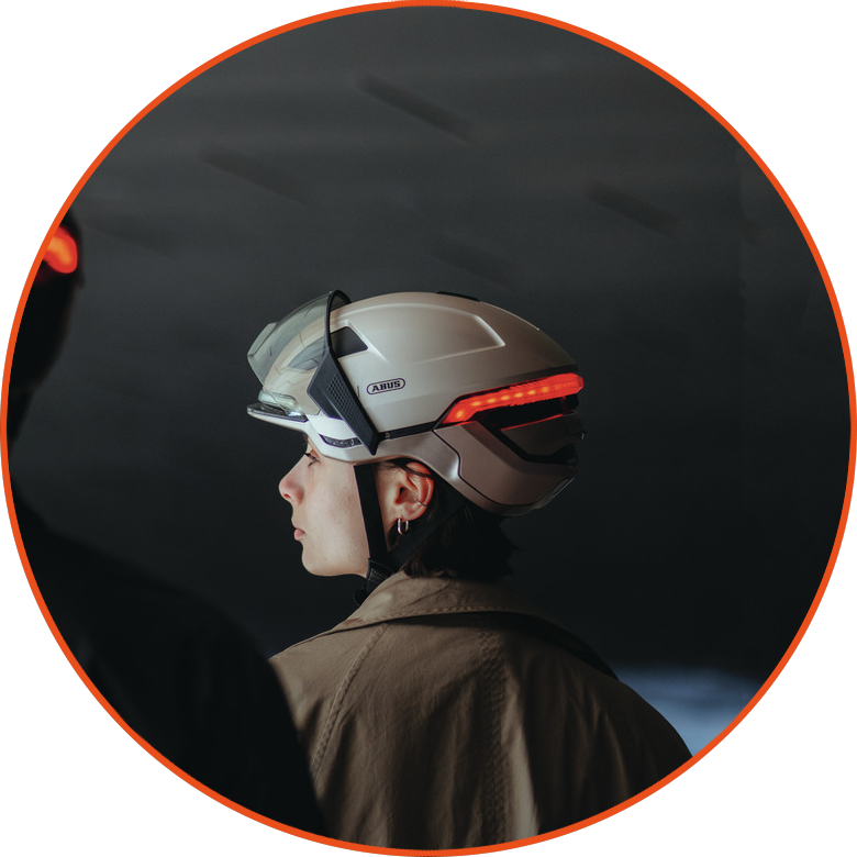 Kask rowerowy z kierunkowskazami Abus Hyp-E Champagne Gold