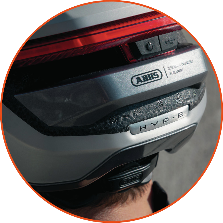 Kask rowerowy z kierunkowskazami i światłem hamowania Abus Hyp-E BL.ACE Gleam Silver