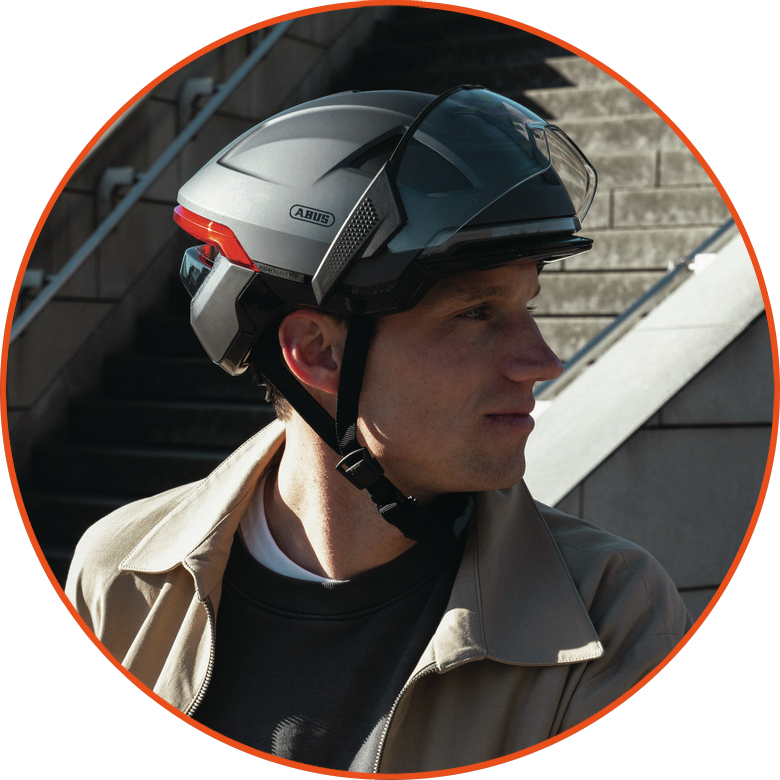 Kask rowerowy z kierunkowskazami i światłem hamowania Abus Hyp-E BL.ACE Gleam Silver