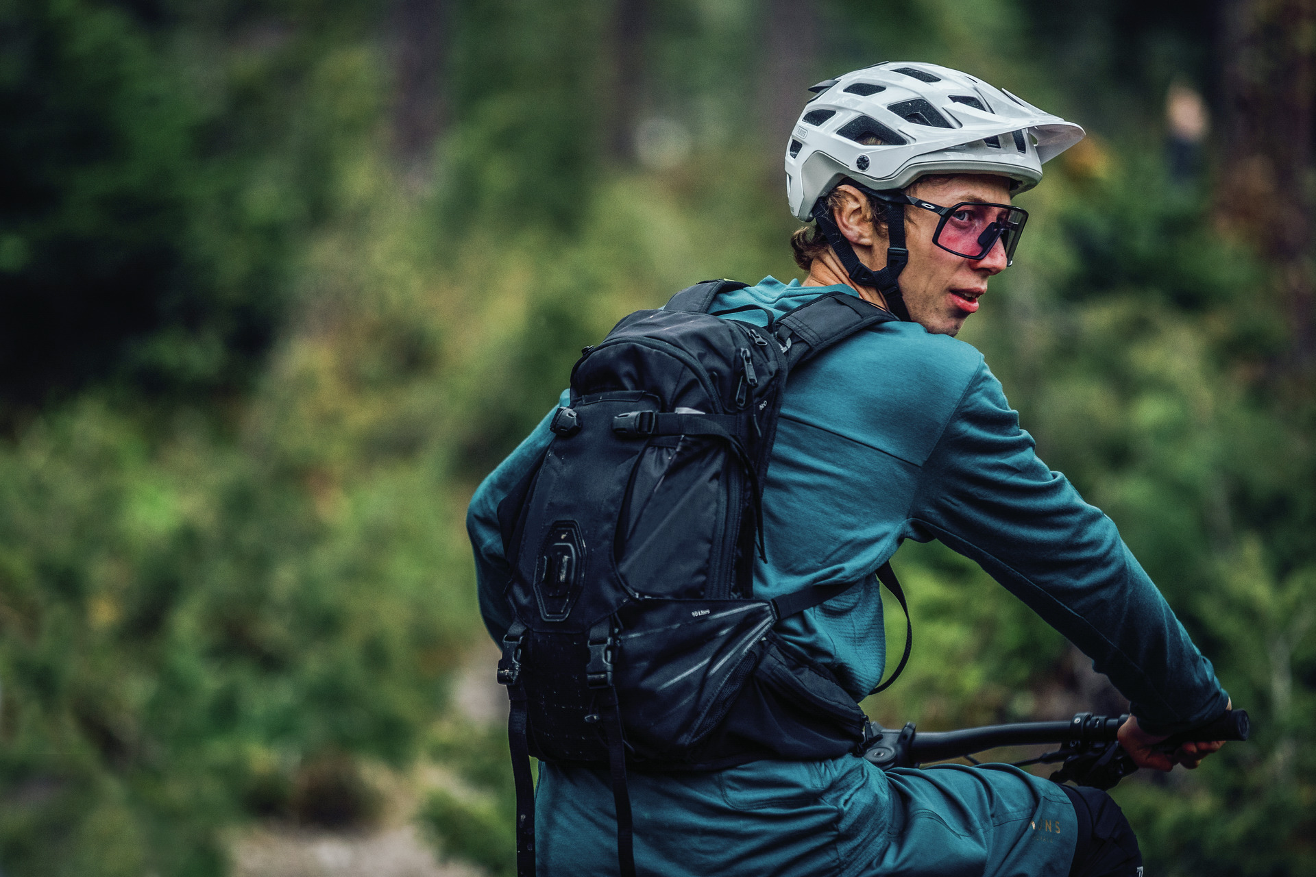 Kask rowerowy Abus Moventor 2.0 Wildberry Red