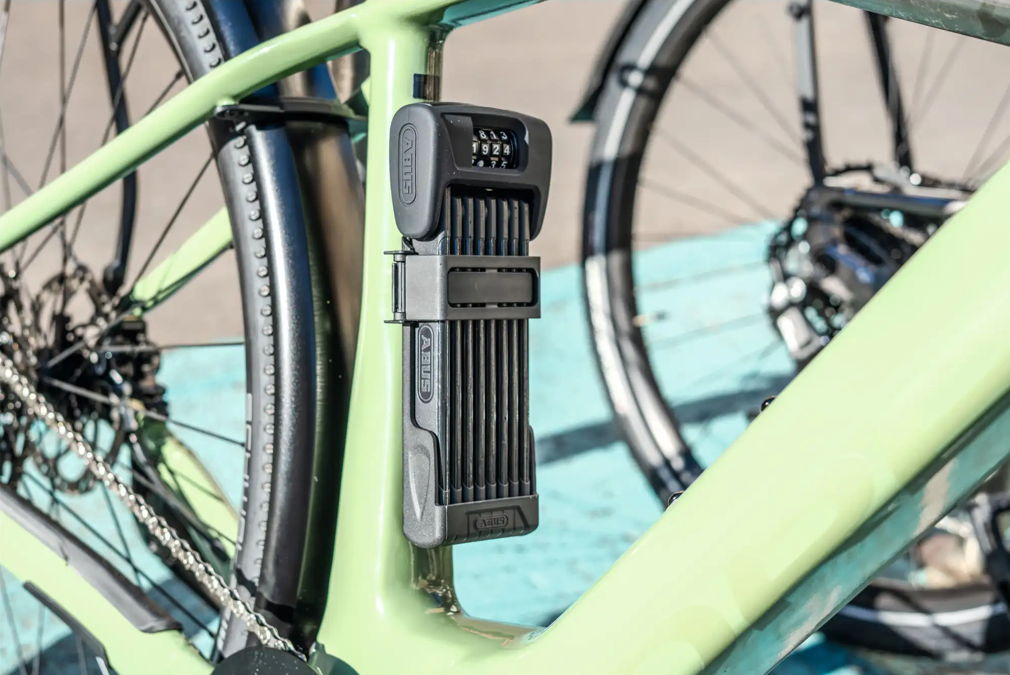 Składane zapięcie rowerowe Abus Bordo 6000C/120 + uchwyt rowerowy SH