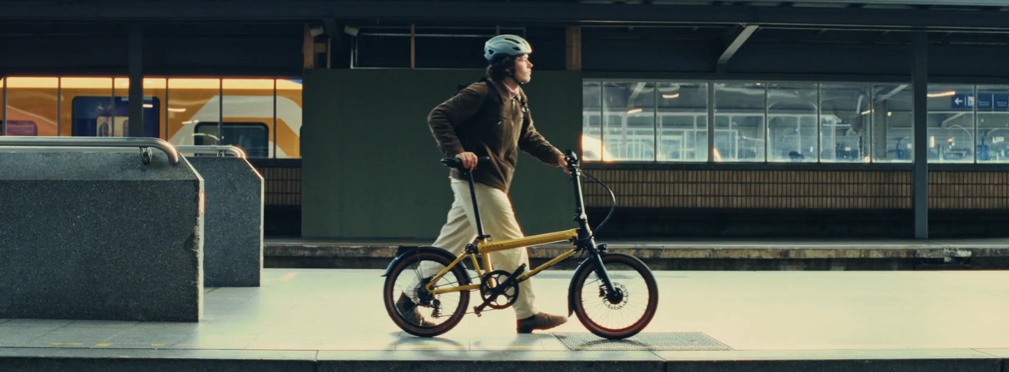 Ahooga a-max Bumblebee train station