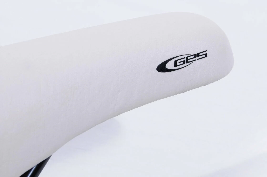 Białe siodełko rowerowe GES Retro Fixy