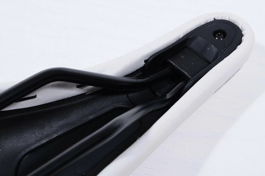 Białe siodełko rowerowe GES Retro Fixy