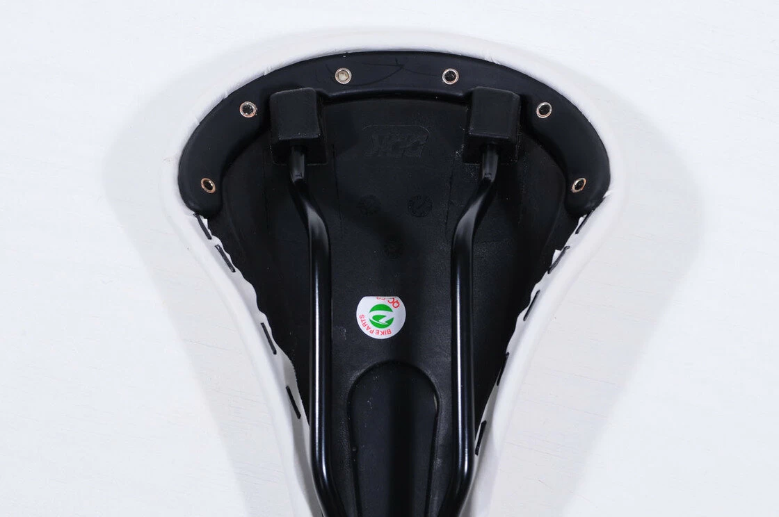 Białe siodełko rowerowe GES Retro Fixy