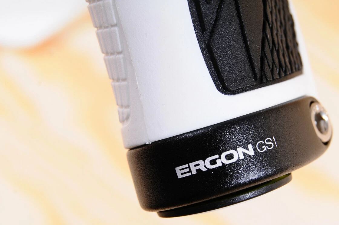 Chwyty ERGON GS1 White