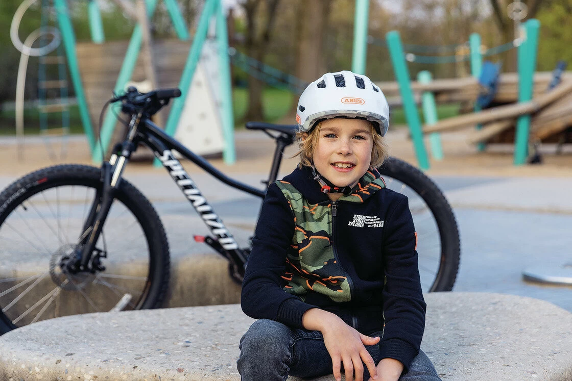 Dziecięcy kask rowerowy ABUS Smiley 3.0 ACE LED Royal Green  Rozmiar S: 45-50 cm