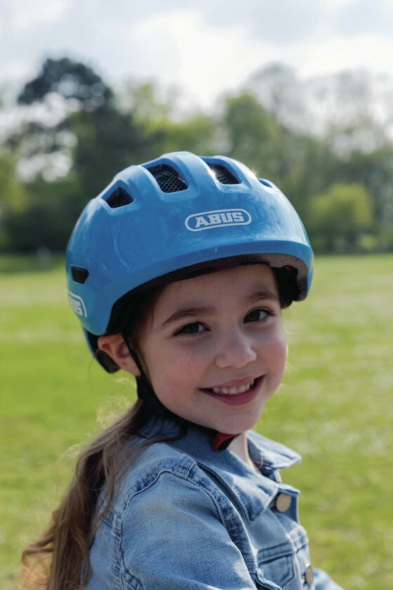 Dziecięcy kask rowerowy ABUS Smiley 3.0 LED Blue Rainbow Rozmiar M: 50-55 cm