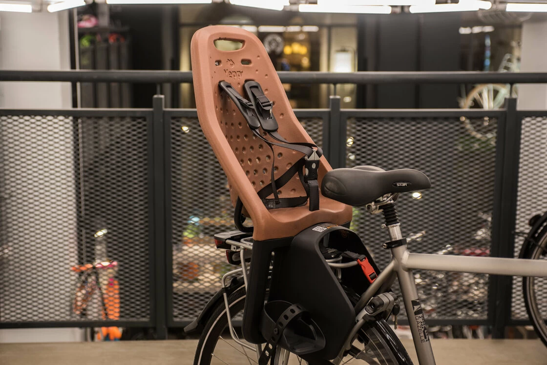 Fotelik rowerowy Yepp Maxi (na ramę) - OUTLET szary