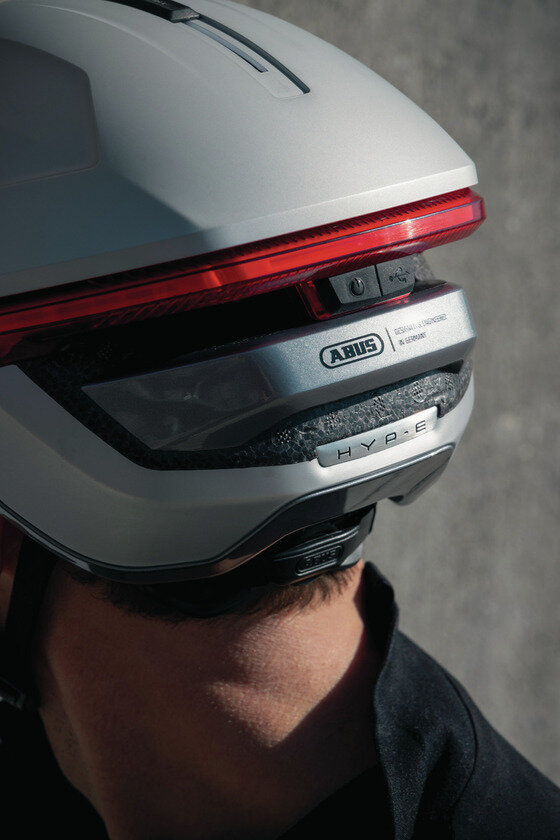 Kask rowerowy z kierunkowskazami Abus Hyp-E ACE Gleam Silver Rozmiar L: 57-61 cm