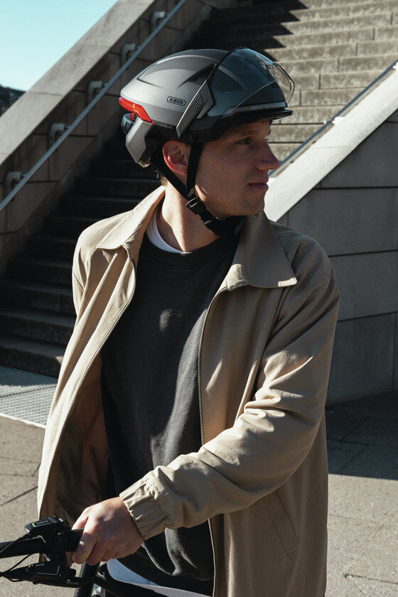 Kask rowerowy z kierunkowskazami Abus Hyp-E ACE Gleam Silver Rozmiar L: 57-61 cm