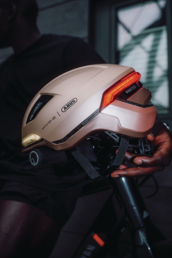 Kask rowerowy z kierunkowskazami Abus Hyp-E Champagne Gold