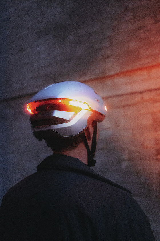 Kask rowerowy z kierunkowskazami Abus Hyp-E Champagne Gold