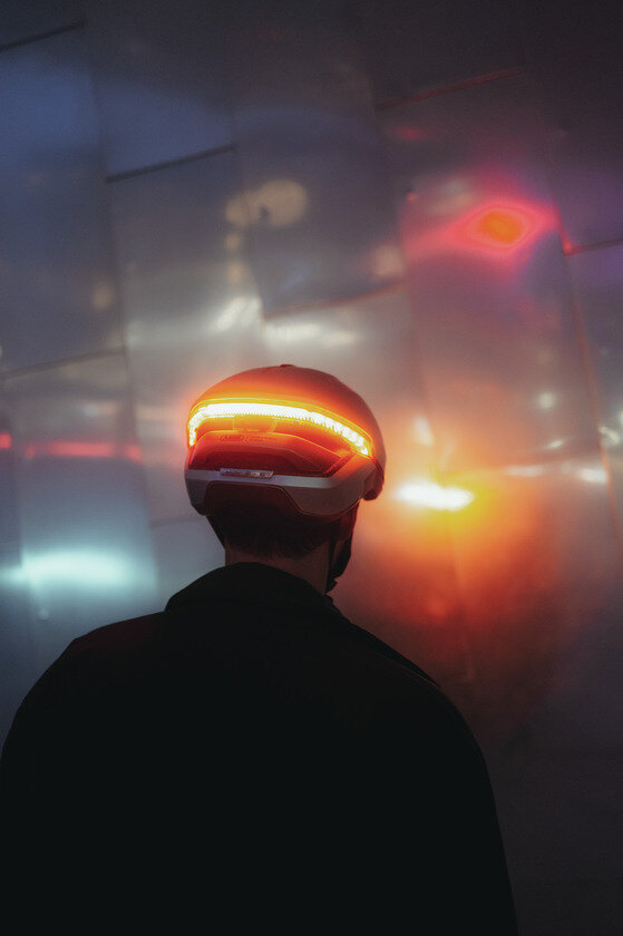 Kask rowerowy z kierunkowskazami Abus Hyp-E Champagne Gold