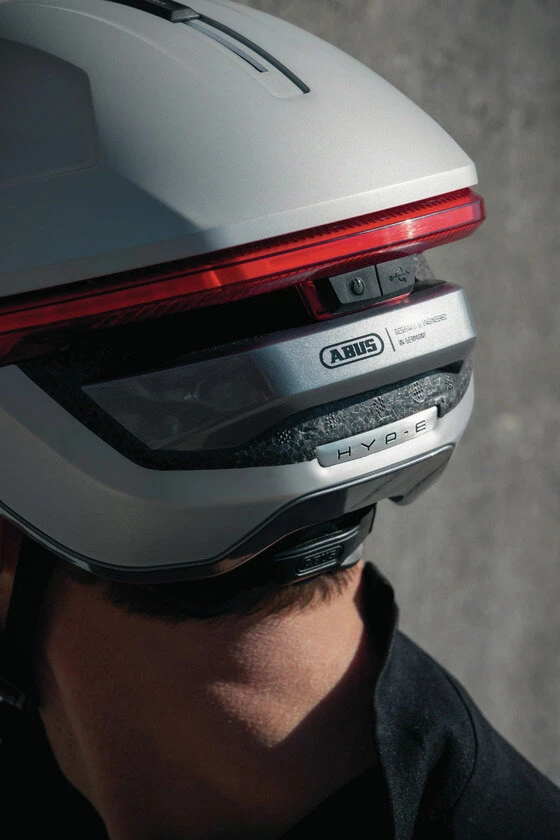 Kask rowerowy z kierunkowskazami Abus Hyp-E Gleam Silver