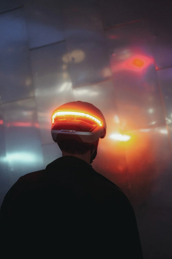 Kask rowerowy z kierunkowskazami Abus Hyp-E Gleam Silver