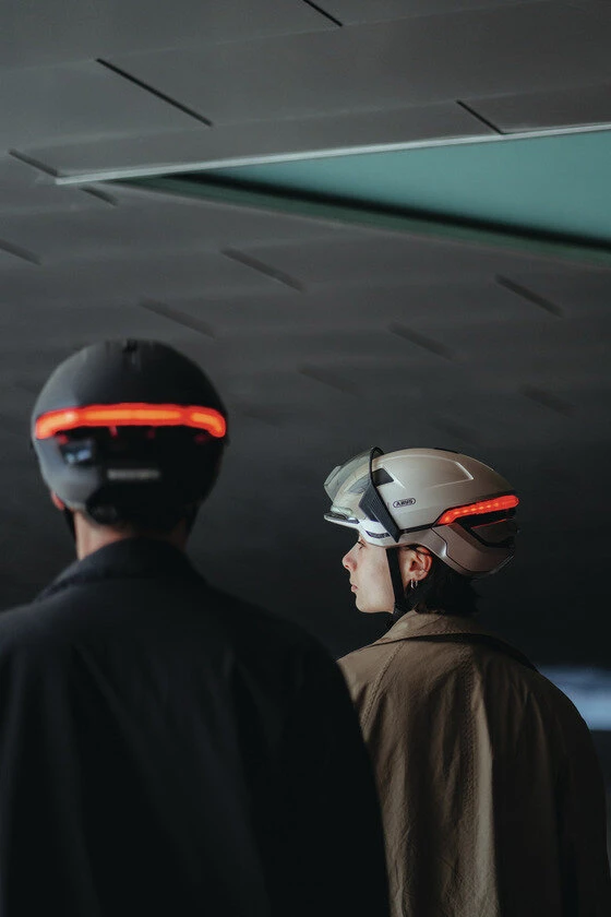 Kask rowerowy z kierunkowskazami Abus Hyp-E Gleam Silver