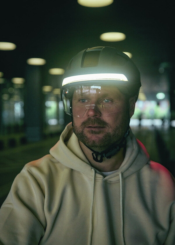 Kask rowerowy z kierunkowskazami Abus Hyp-E Gleam Silver