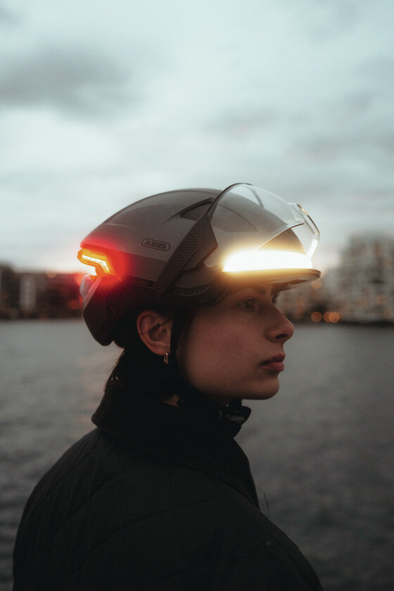 Kask rowerowy z kierunkowskazami i światłem hamowania Abus Hyp-E BL.ACE Gleam Silver