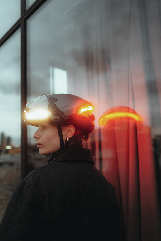 Kask rowerowy z kierunkowskazami i światłem hamowania Abus Hyp-E BL.ACE Gleam Silver