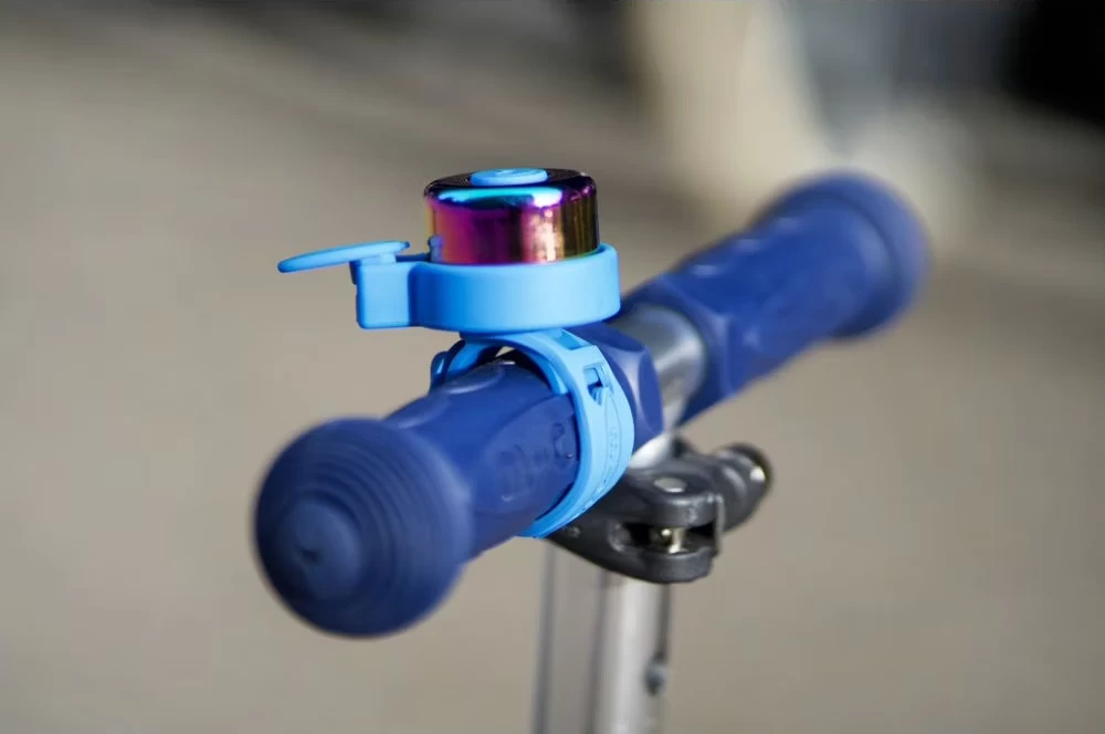 Kolorowy dzwonek do hulajnogi Micro Neochrom Blue
