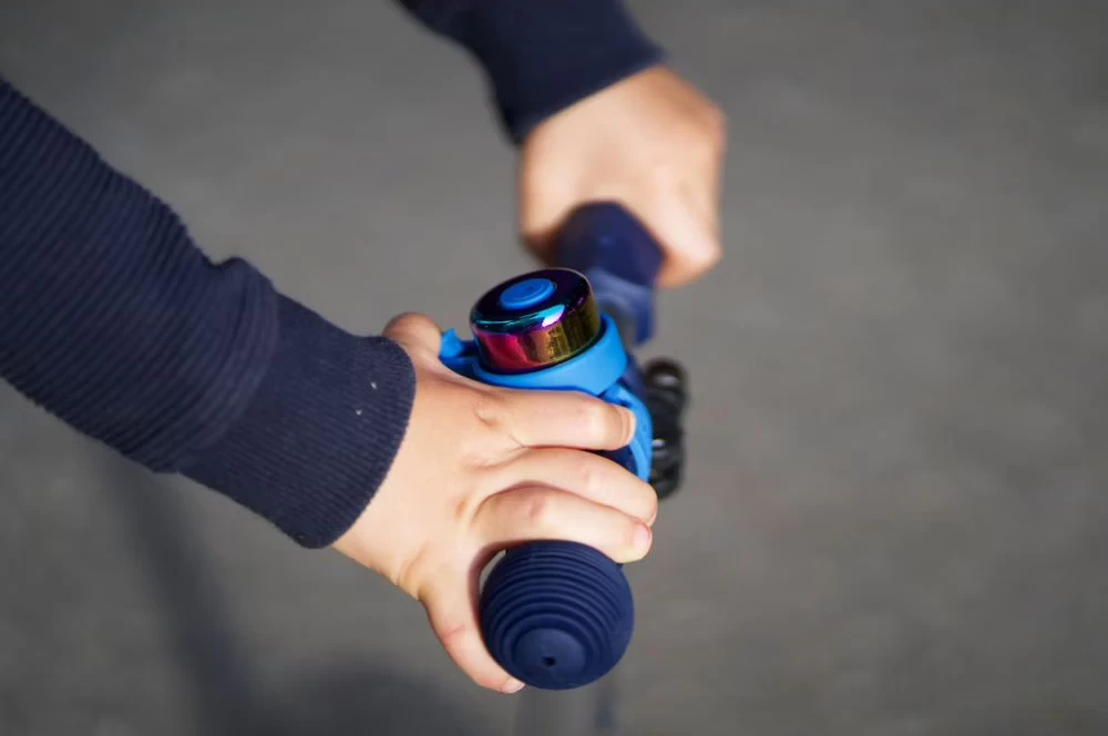 Kolorowy dzwonek do hulajnogi Micro Neochrom Blue