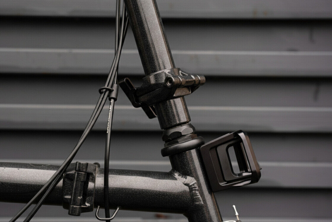 Kuty blok przedniego bagażnika Brompton ColourLab (Front Carrier Block) Czarny