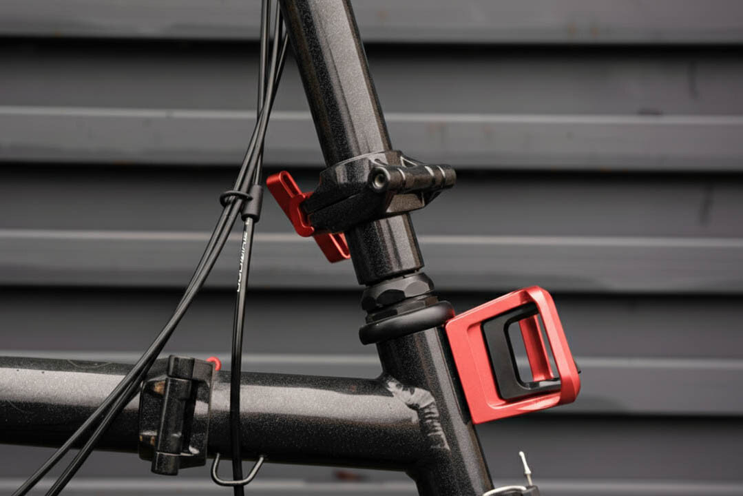 Kuty blok przedniego bagażnika Brompton ColourLab (Front Carrier Block) Czerwony