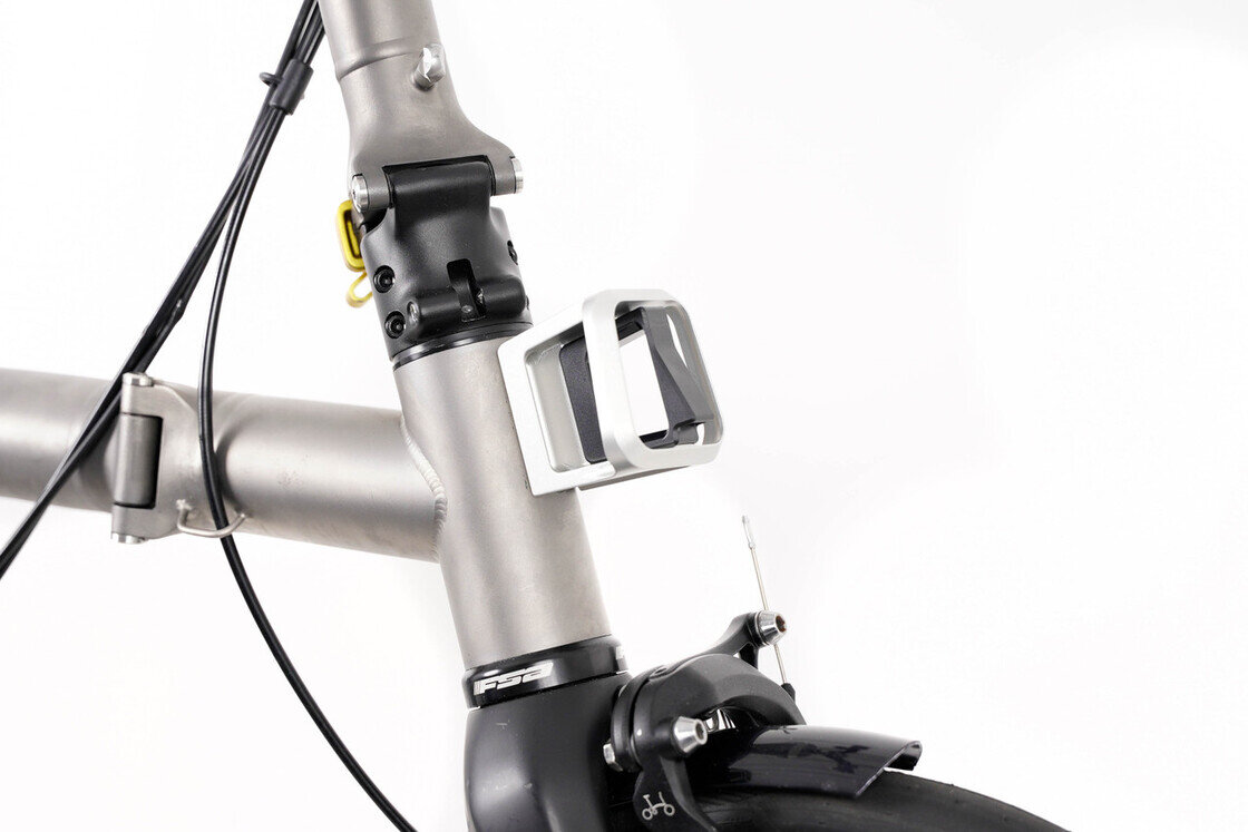 Kuty blok przedniego bagażnika Brompton ColourLab (Front Carrier Block) Srebrny