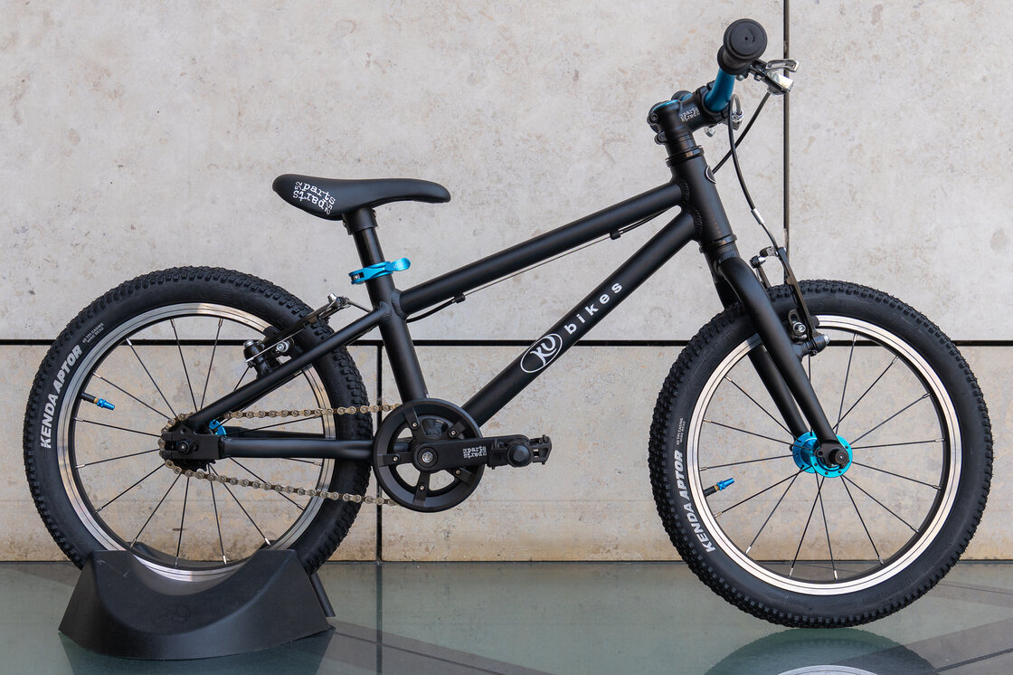Lekki rower dla dziecka KUbikes 16 L MTB Czarny / laser niebieski
