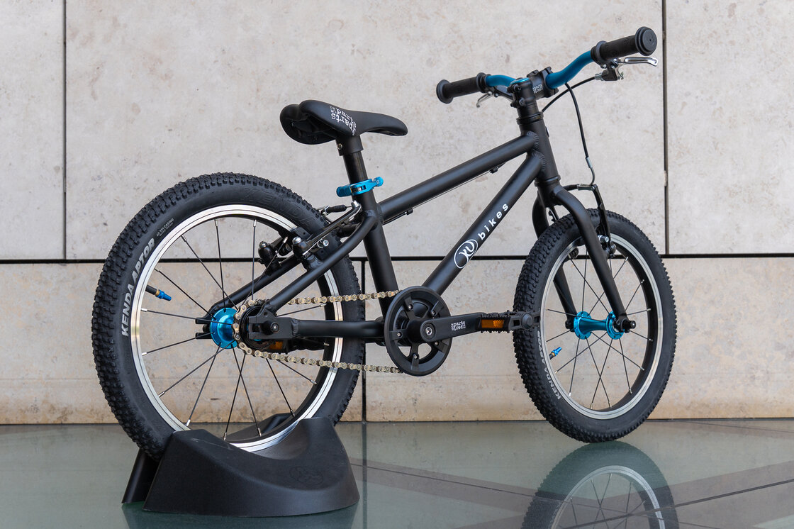 Lekki rower dla dziecka KUbikes 16 L MTB Czarny / laser niebieski