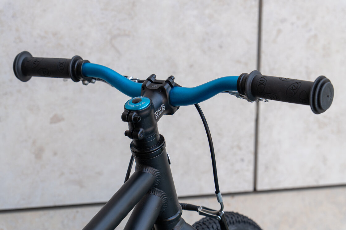 Lekki rower dla dziecka KUbikes 16 L MTB Czarny / laser niebieski