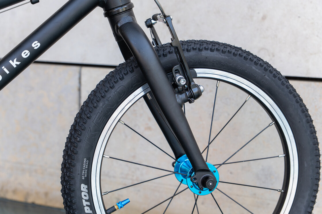 Lekki rower dla dziecka KUbikes 16 L MTB Czarny / laser niebieski