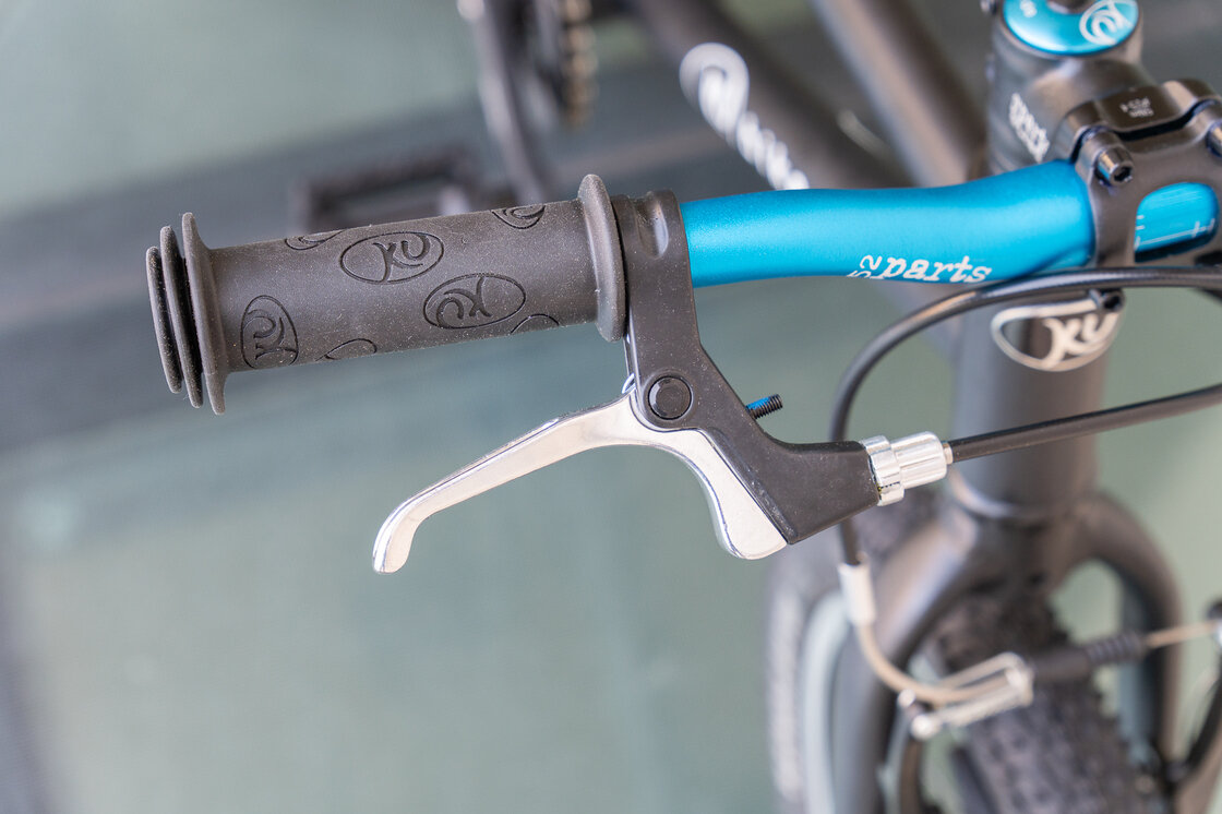 Lekki rower dla dziecka KUbikes 16 L MTB Czarny / laser niebieski