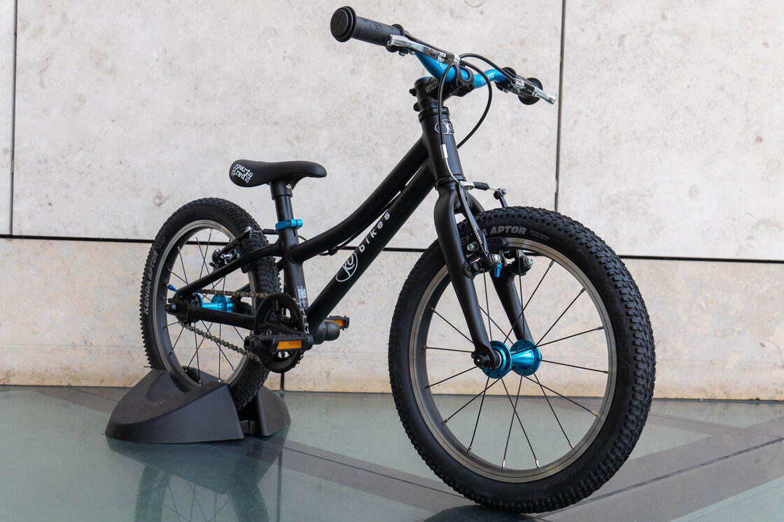 Lekki rower dla dziecka KUbikes 16 S MTB Czarny / laser niebieski