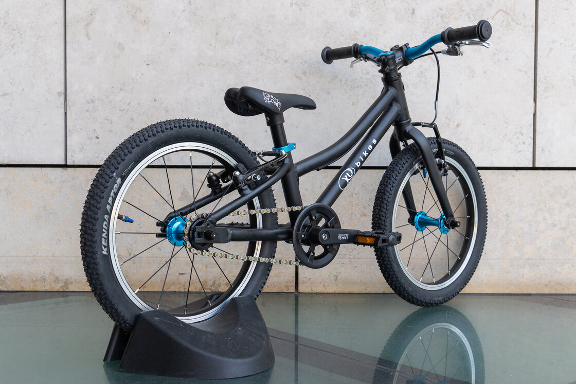 Lekki rower dla dziecka KUbikes 16 S MTB Czarny / laser niebieski