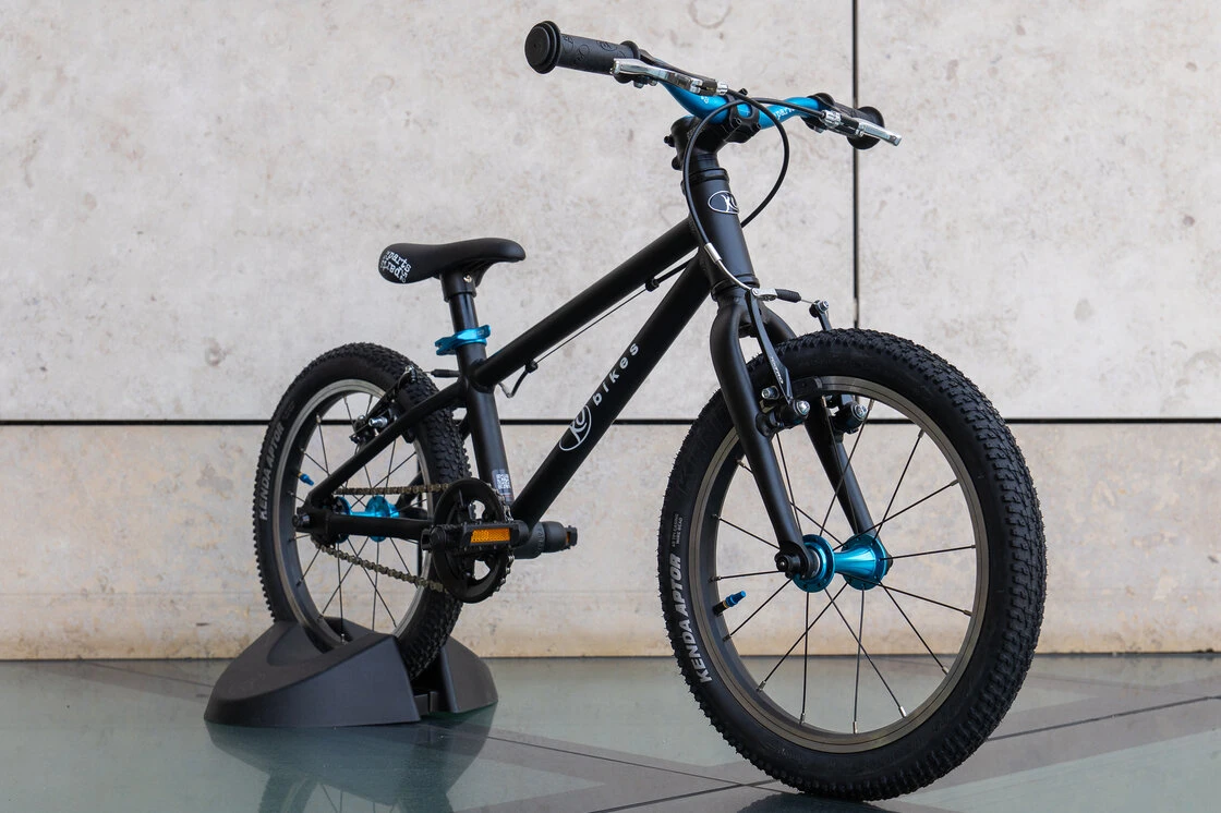 Lekki rower dla dziecka KUbikes 16L MTB Czarny / laser niebieski