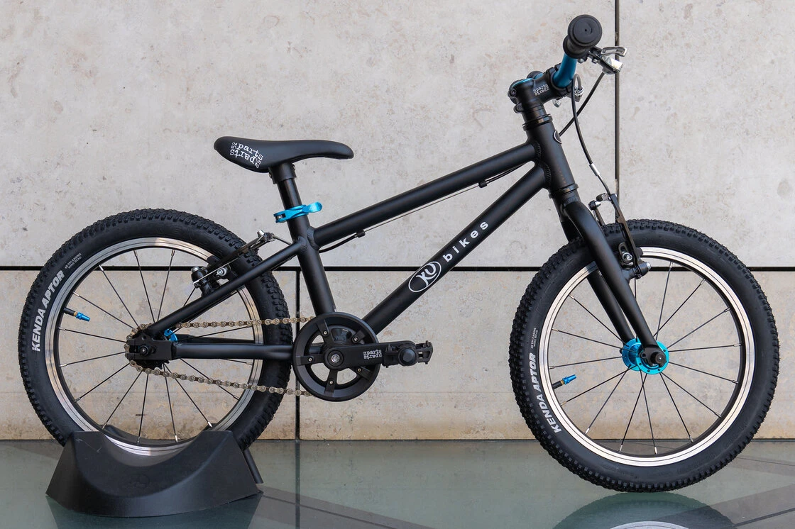 Lekki rower dla dziecka KUbikes 16L MTB Czarny / laser niebieski