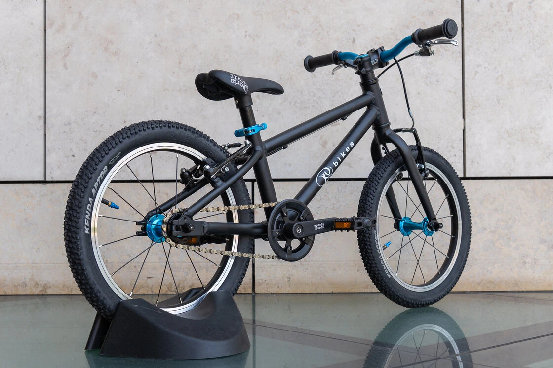 Lekki rower dla dziecka KUbikes 16L MTB Czarny / laser niebieski