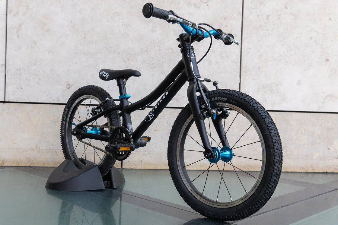 Lekki rower dla dziecka KUbikes 16S MTB Czarny / laser niebieski