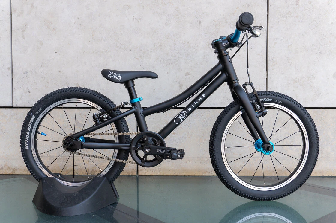 Lekki rower dla dziecka KUbikes 16S MTB Czarny / laser niebieski
