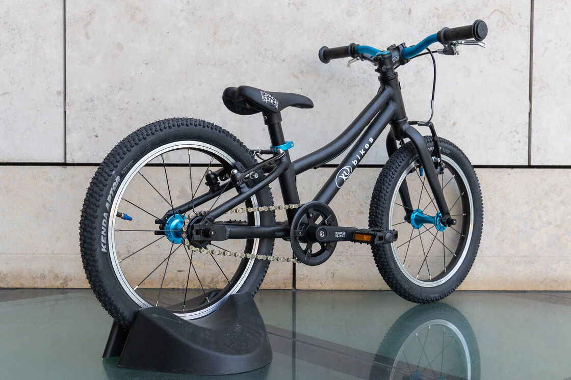 Lekki rower dla dziecka KUbikes 16S MTB Czarny / laser niebieski